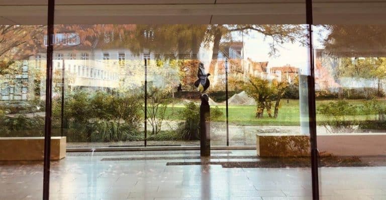 Statue hinter Glas